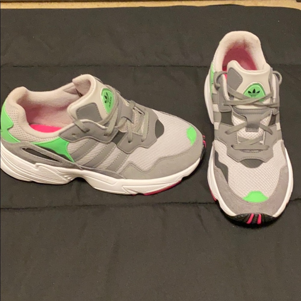 Adidas Young 96 size 6 Youth